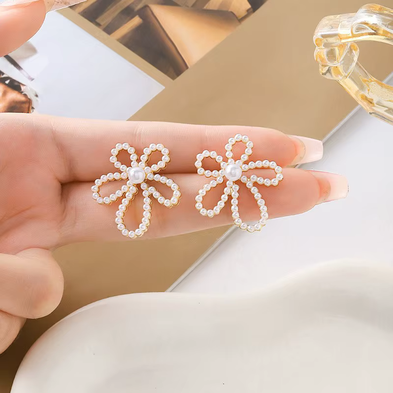 Stylish Pearl Flower Earrings