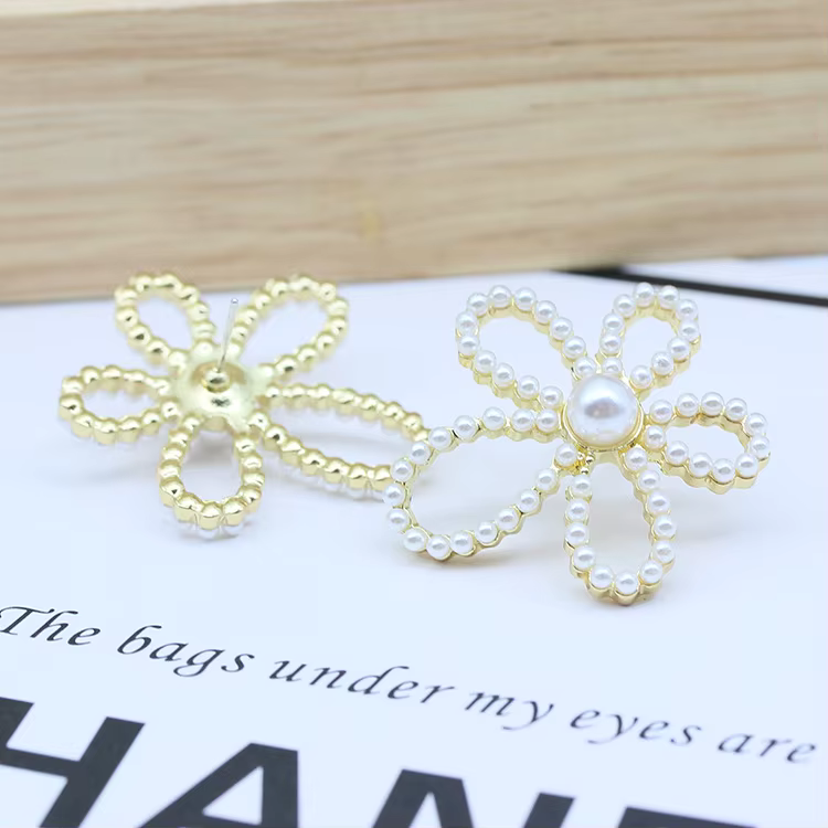 Stylish Pearl Flower Earrings